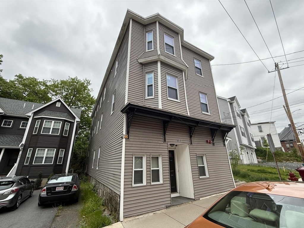 690 Lawrence St, Lowell, Massachusetts, 2 Bedrooms Bedrooms, 4 Rooms Rooms,1 BathroomBathrooms,Residential Lease,For Rent,Lawrence St,73379674
