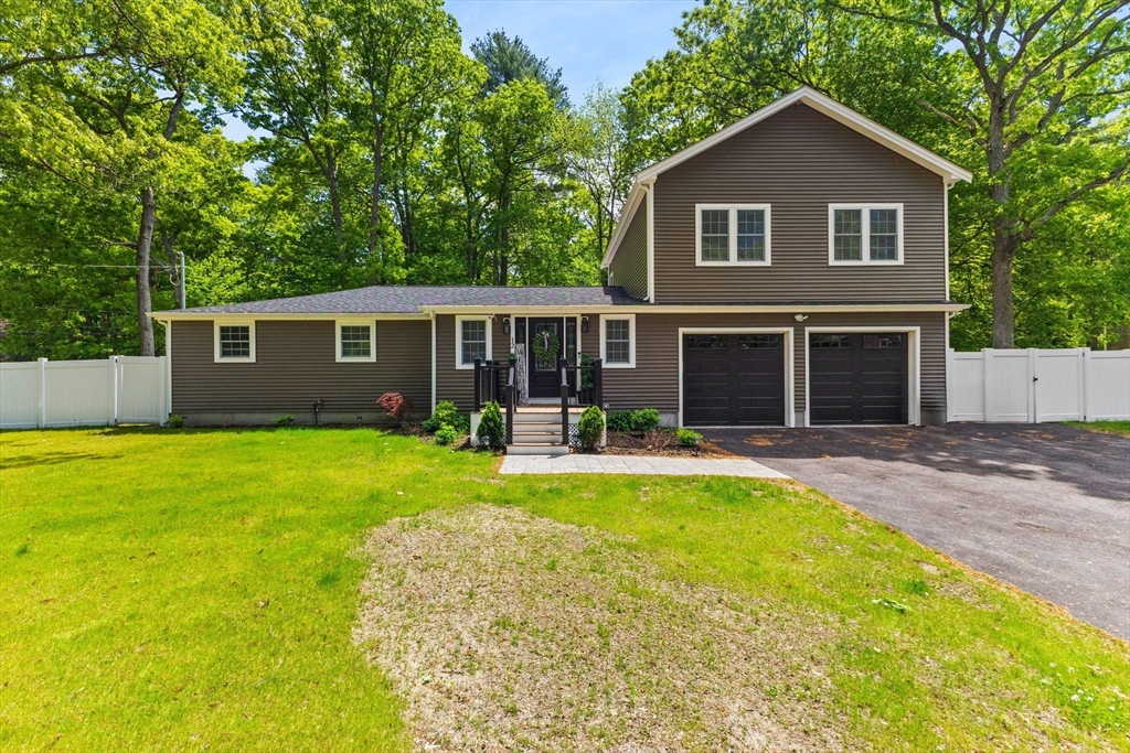 12 Spruce St, Taunton, Massachusetts, 4 Bedrooms Bedrooms, 6 Rooms Rooms,2 BathroomsBathrooms,Residential,For Sale,Spruce St,73379678