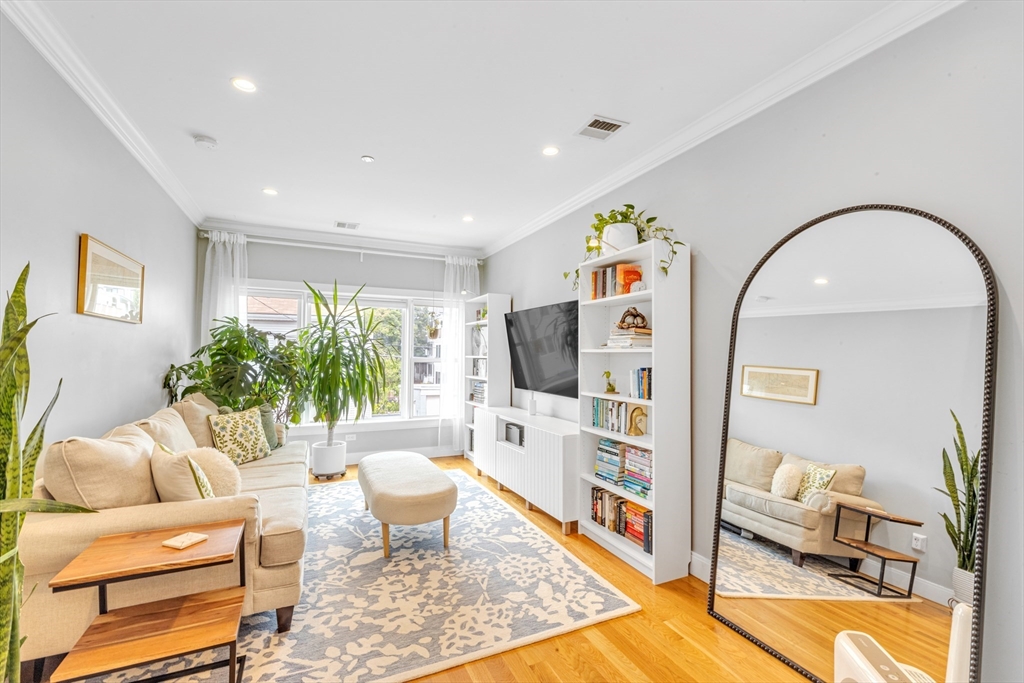 37-39 Lamson St, Boston, Massachusetts, 3 Bedrooms Bedrooms, 6 Rooms Rooms,2 BathroomsBathrooms,Residential,For Sale,Lamson St,73380009