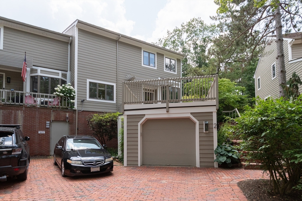 2 Benjamin Pl, Brookline, Massachusetts, 2 Bedrooms Bedrooms, 7 Rooms Rooms,2.5 BathroomsBathrooms,Residential Lease,For Rent,Benjamin Pl,73380035