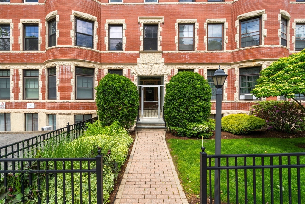 149 Winthrop Rd., Brookline, Massachusetts, 2 Bedrooms Bedrooms, 5 Rooms Rooms,1 BathroomBathrooms,Residential,For Sale,Winthrop Rd.,73380052