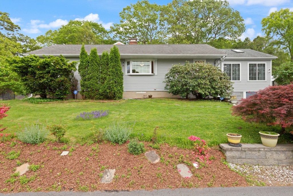 4 Homestead St, Lexington, Massachusetts, 2 Bedrooms Bedrooms, 5 Rooms Rooms,2 BathroomsBathrooms,Residential,For Sale,Homestead St,73380061