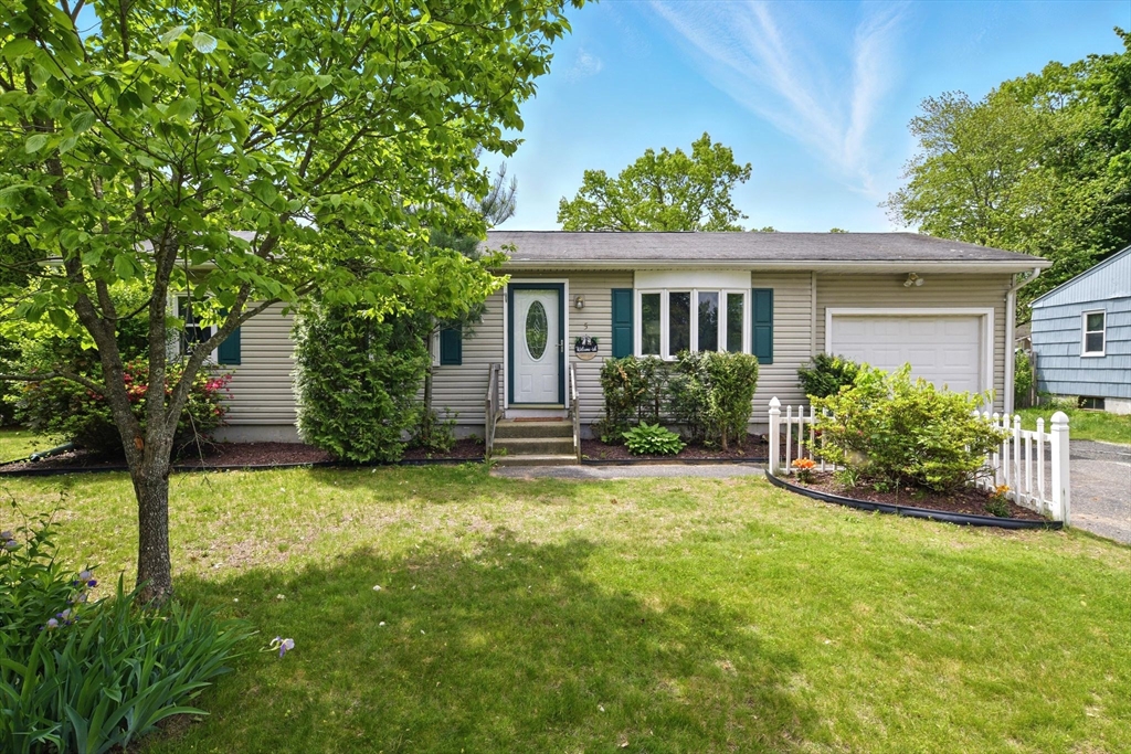5 Blueberry Hill St, Springfield, Massachusetts, 3 Bedrooms Bedrooms, 5 Rooms Rooms,2 BathroomsBathrooms,Residential,For Sale,Blueberry Hill St,73380065