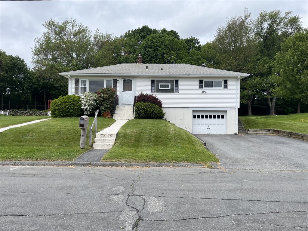 32 Harriet Ave, Shrewsbury, Massachusetts, 3 Bedrooms Bedrooms, 5 Rooms Rooms,1.5 BathroomsBathrooms,Residential Lease,For Rent,Harriet Ave,73380279