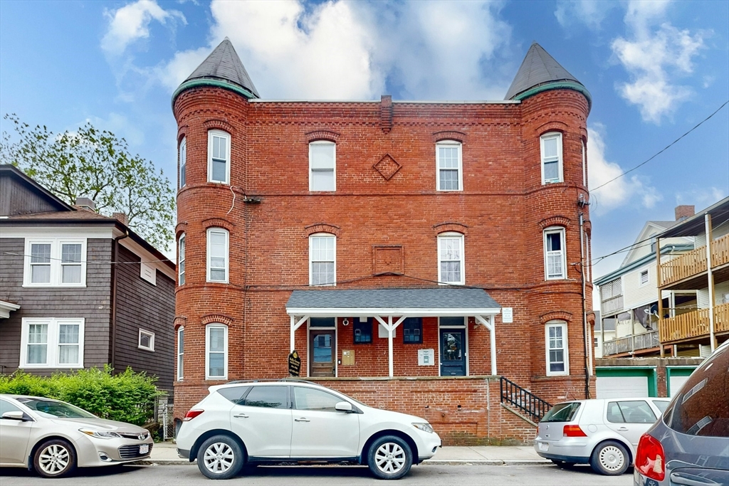 76 Belden St, Boston, Massachusetts, 6 Bedrooms Bedrooms, 21 Rooms Rooms,3 BathroomsBathrooms,Residential Income,For Sale,Belden St,73380225