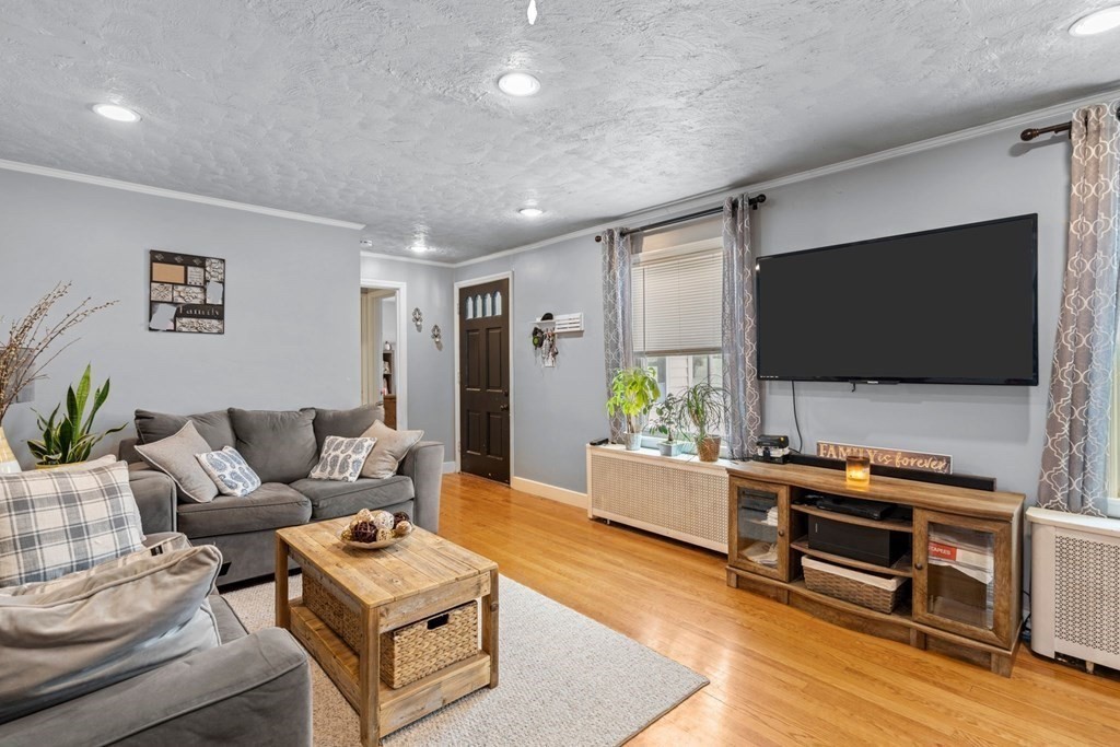 4 Ludington Rd, Worcester, Massachusetts, 4 Bedrooms Bedrooms, 7 Rooms Rooms,1 BathroomBathrooms,Residential,For Sale,Ludington Rd,73380732