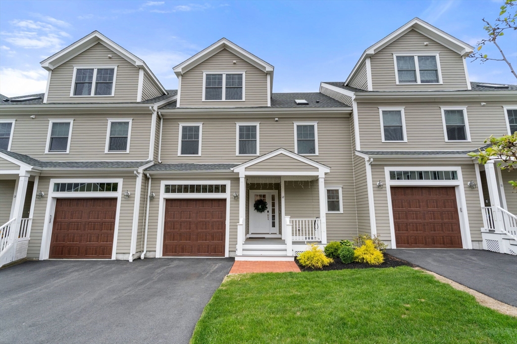 12 Blueberry Hill Lane, Melrose, Massachusetts, 3 Bedrooms Bedrooms, 6 Rooms Rooms,3.5 BathroomsBathrooms,Residential Lease,For Rent,Blueberry Hill Lane,73380810