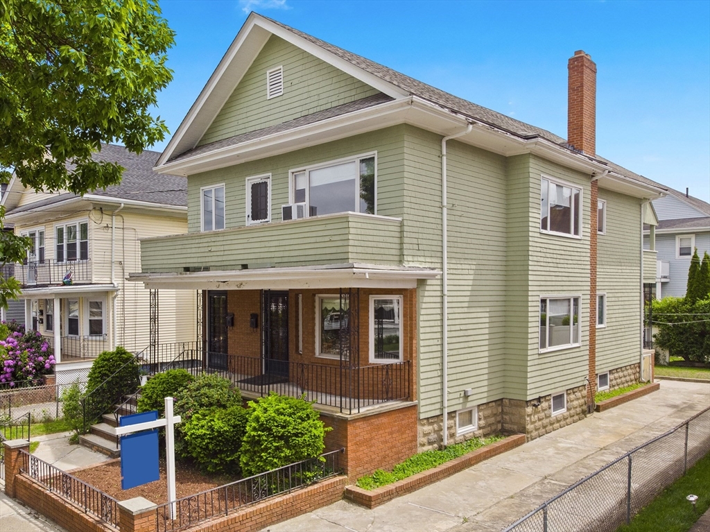 35-37 Wright Avenue, Medford, Massachusetts, 4 Bedrooms Bedrooms, 11 Rooms Rooms,3 BathroomsBathrooms,Residential Income,For Sale,Wright Avenue,73380814