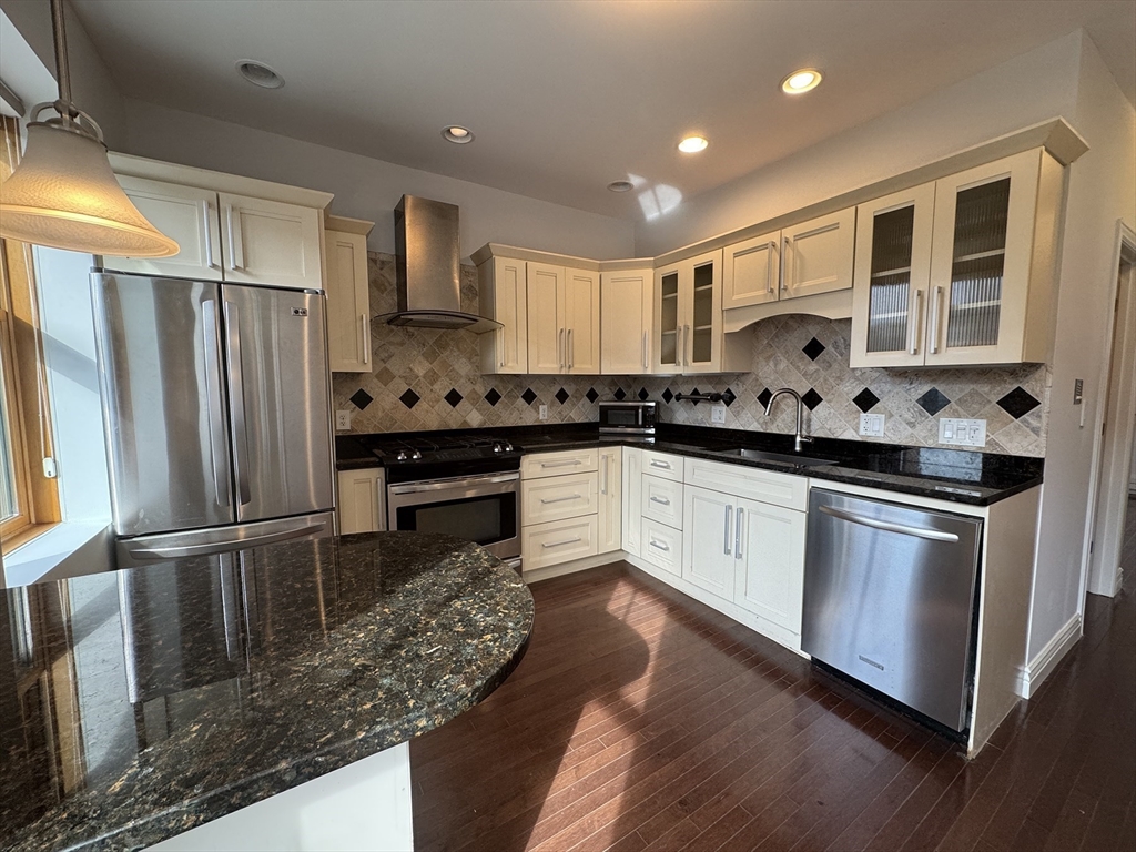 212 Chelsea Street, Boston, Massachusetts, 2 Bedrooms Bedrooms, 4 Rooms Rooms,1 BathroomBathrooms,Residential Lease,For Rent,Chelsea Street,73380799
