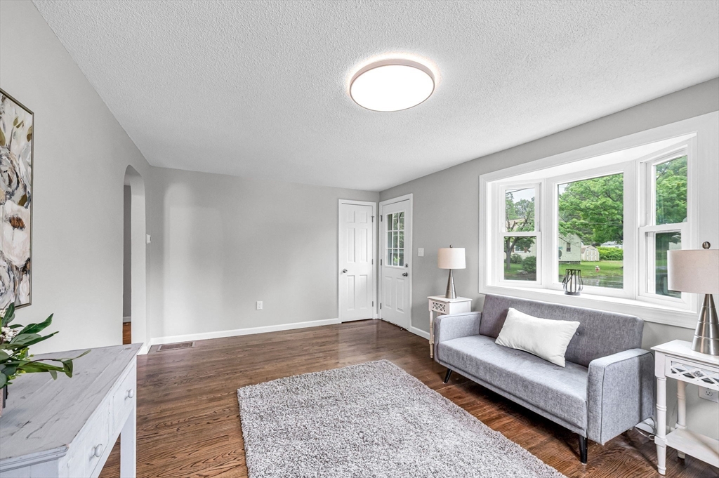 333 Massachusetts Ave, West Springfield, Massachusetts, 4 Bedrooms Bedrooms, 6 Rooms Rooms,1 BathroomBathrooms,Residential,For Sale,Massachusetts Ave,73380838