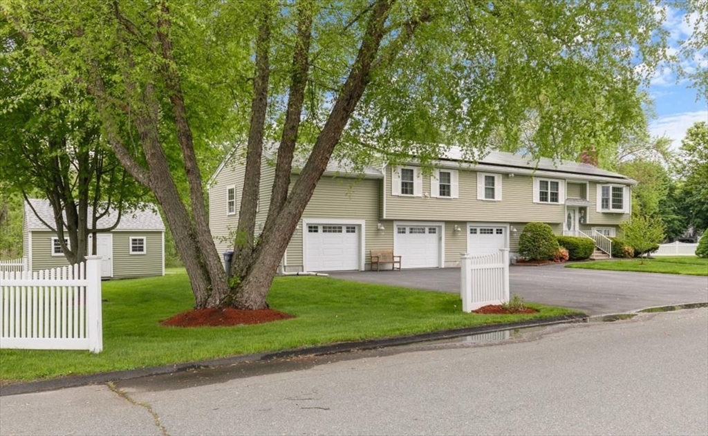 21 Russell Street, Methuen, Massachusetts, 4 Bedrooms Bedrooms, 10 Rooms Rooms,2.5 BathroomsBathrooms,Residential,For Sale,Russell Street,73380850