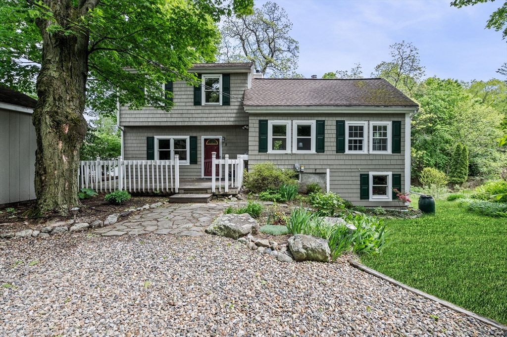 5 Emery Ct, Stoneham, Massachusetts, 3 Bedrooms Bedrooms, 7 Rooms Rooms,2 BathroomsBathrooms,Residential,For Sale,Emery Ct,73377846
