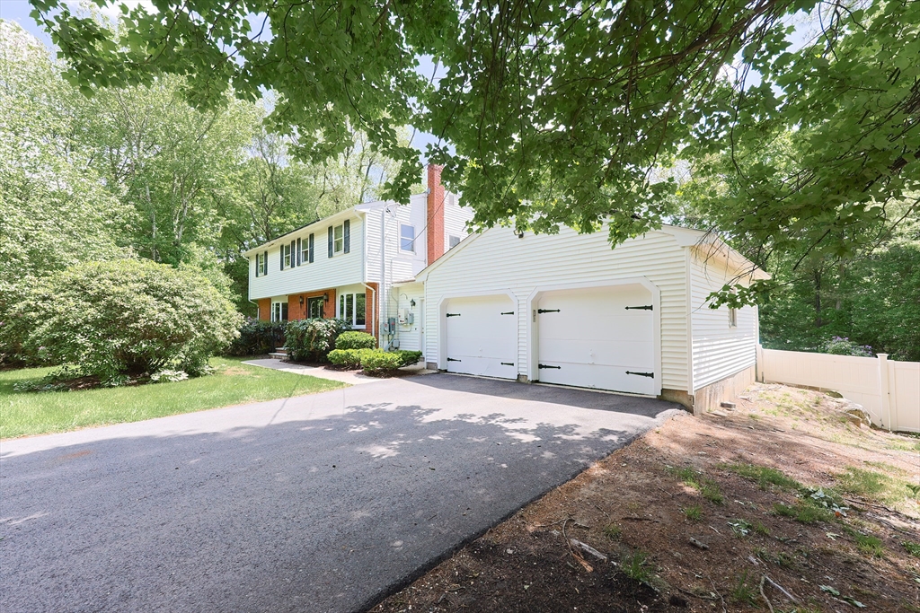 45 Old Maple St., Stoughton, Massachusetts, 4 Bedrooms Bedrooms, 10 Rooms Rooms,3.5 BathroomsBathrooms,Residential,For Sale,Old Maple St.,73380844