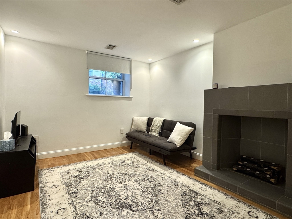 124 Beacon Street, Boston, Massachusetts, 1 Bedroom Bedrooms, 3 Rooms Rooms,1 BathroomBathrooms,Residential Lease,For Rent,Beacon Street,73380975