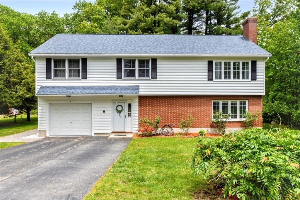 5 Prouty Rd, Burlington, Massachusetts, 4 Bedrooms Bedrooms, 9 Rooms Rooms,3 BathroomsBathrooms,Residential,For Sale,Prouty Rd,73380903