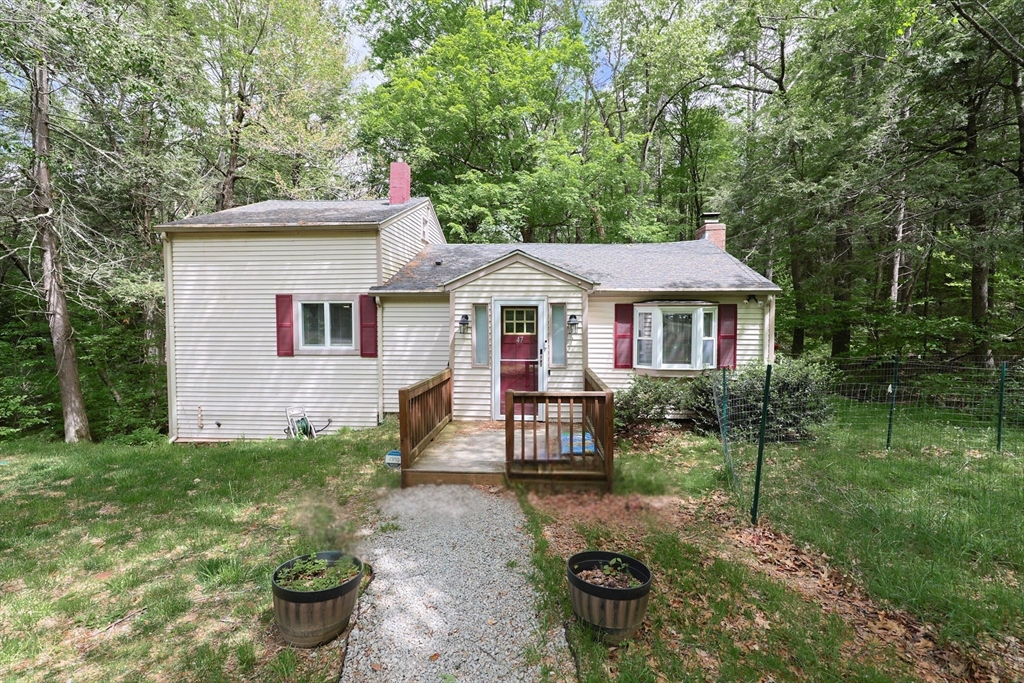 47 Leno Rd, Holland, Massachusetts, 3 Bedrooms Bedrooms, 6 Rooms Rooms,2 BathroomsBathrooms,Residential,For Sale,Leno Rd,73380928