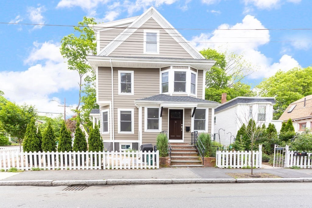 208 Arlington St, Medford, Massachusetts, 2 Bedrooms Bedrooms, 5 Rooms Rooms,2 BathroomsBathrooms,Residential Lease,For Rent,Arlington St,73381111