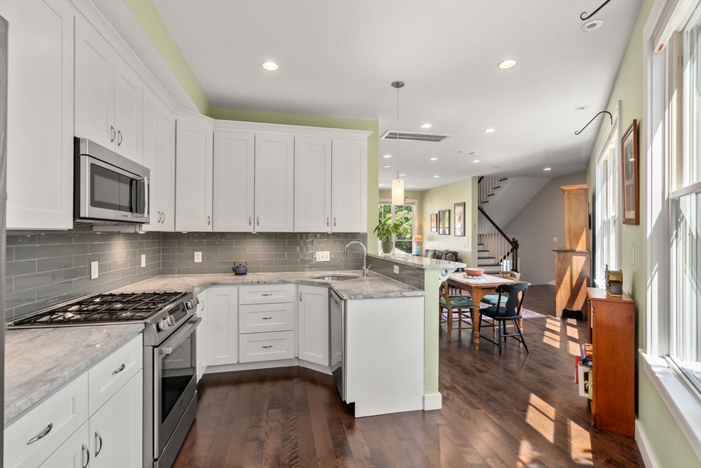 370 Beech Street, Boston, Massachusetts, 3 Bedrooms Bedrooms, 8 Rooms Rooms,3.5 BathroomsBathrooms,Residential,For Sale,Beech Street,73381126