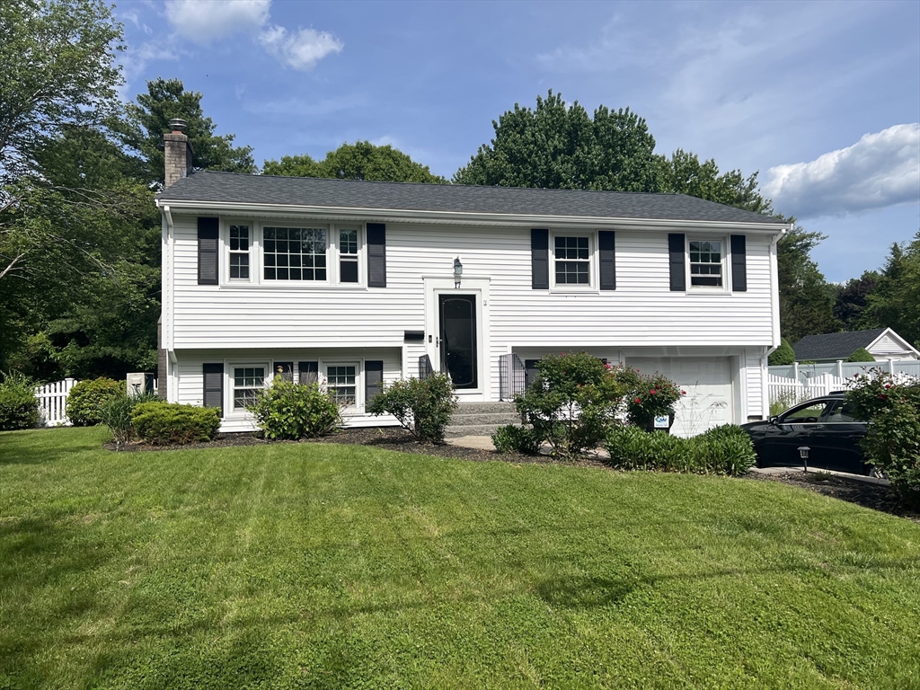 17 Hallowell Rd, Foxboro, Massachusetts, 3 Bedrooms Bedrooms, 8 Rooms Rooms,2 BathroomsBathrooms,Residential,For Sale,Hallowell Rd,73381673