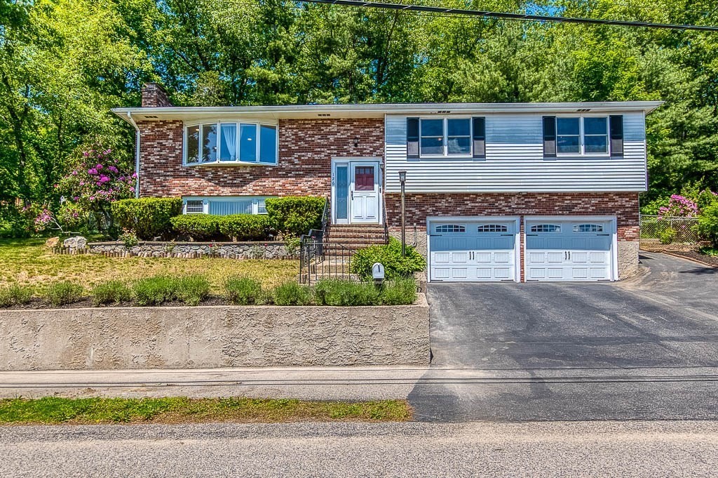 126 Scott Circle, Dedham, Massachusetts, 3 Bedrooms Bedrooms, 6 Rooms Rooms,2.5 BathroomsBathrooms,Residential,For Sale,Scott Circle,73381677