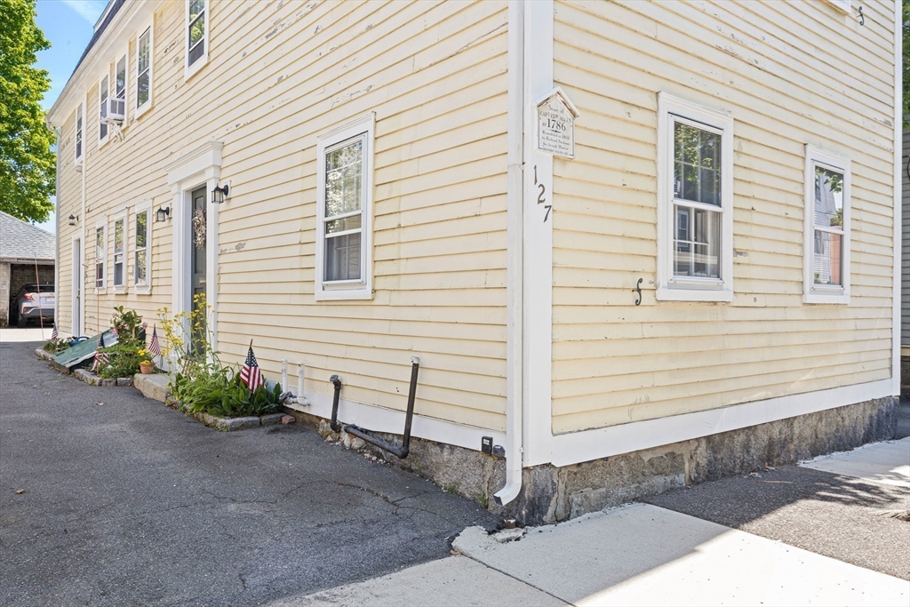 127 Derby St, Salem, Massachusetts, 1 Bedroom Bedrooms, 4 Rooms Rooms,1 BathroomBathrooms,Residential,For Sale,Derby St,73381675