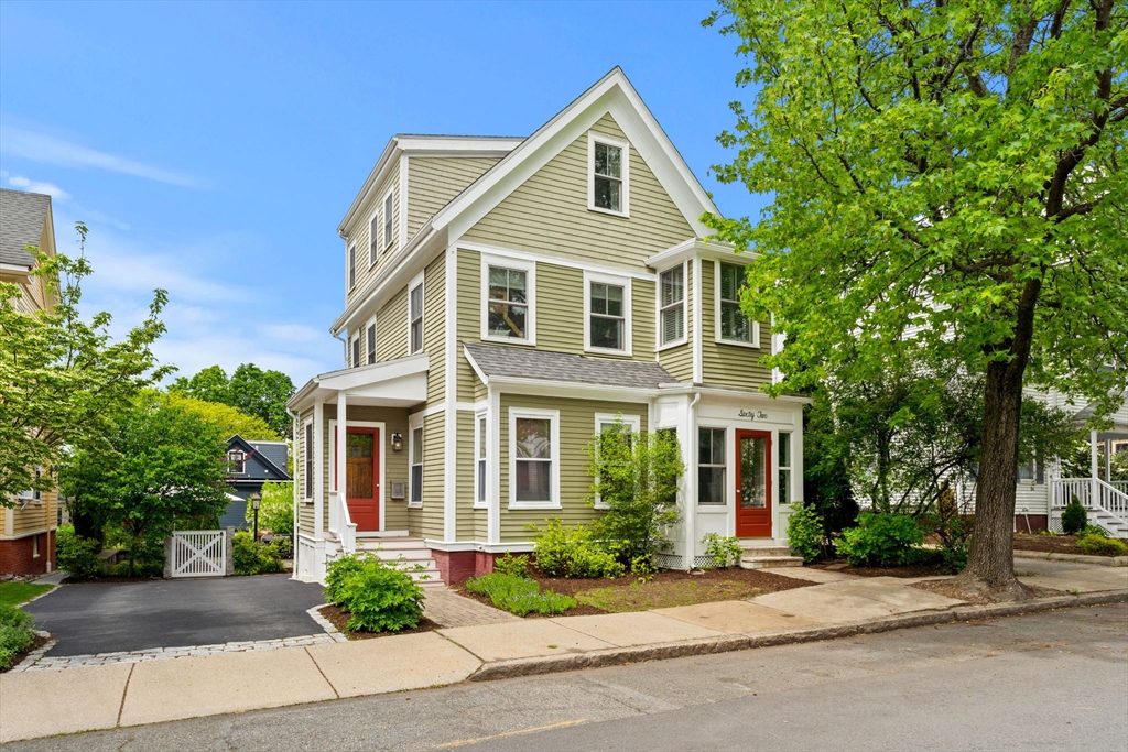 62 Chandler Street, Somerville, Massachusetts, 4 Bedrooms Bedrooms, 10 Rooms Rooms,3 BathroomsBathrooms,Residential Income,For Sale,Chandler Street,73381676