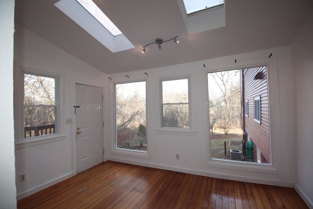 16 Middlesex St, Chelmsford, Massachusetts, 2 Bedrooms Bedrooms, 5 Rooms Rooms,1 BathroomBathrooms,Residential Lease,For Rent,Middlesex St,73382170