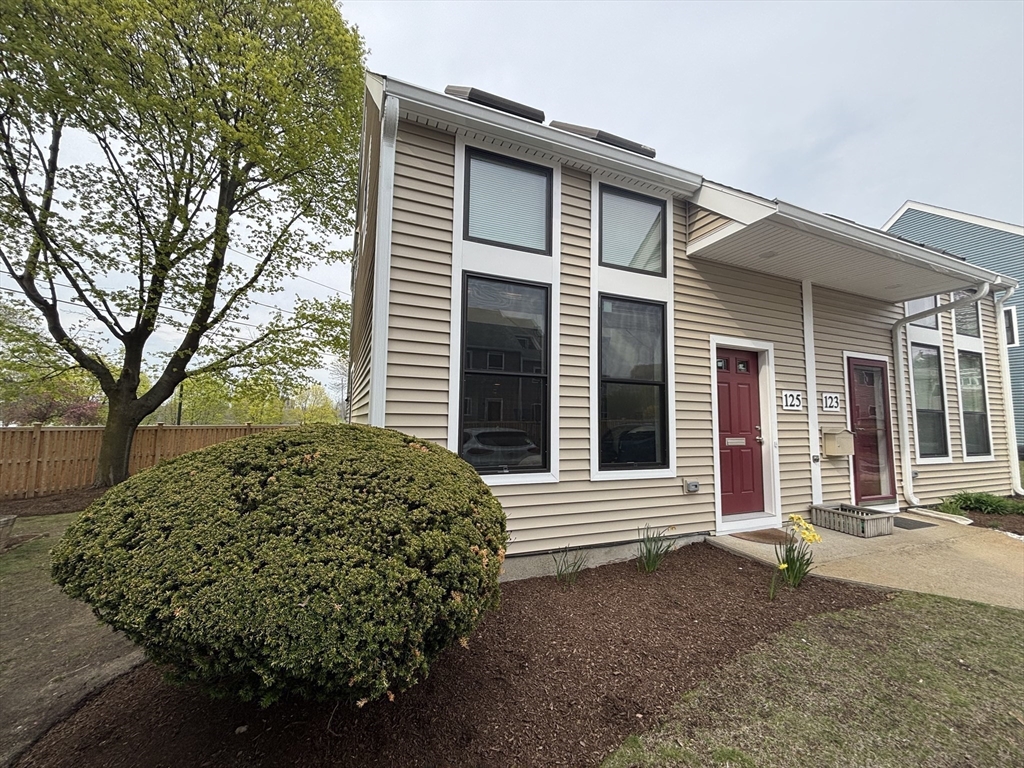 125 Governor Winthrop, Somerville, Massachusetts, 2 Bedrooms Bedrooms, 6 Rooms Rooms,1.5 BathroomsBathrooms,Residential Lease,For Rent,Governor Winthrop,73382380