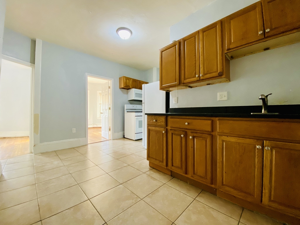 767 Broadway, Chelsea, Massachusetts, 1 Bedroom Bedrooms, 4 Rooms Rooms,1 BathroomBathrooms,Residential Lease,For Rent,Broadway,73382536