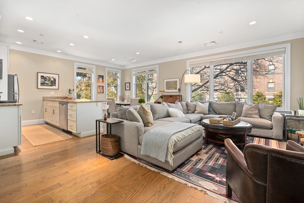 20 Englewood, Brookline, Massachusetts, 2 Bedrooms Bedrooms, 5 Rooms Rooms,2 BathroomsBathrooms,Residential Lease,For Rent,Englewood,73382582