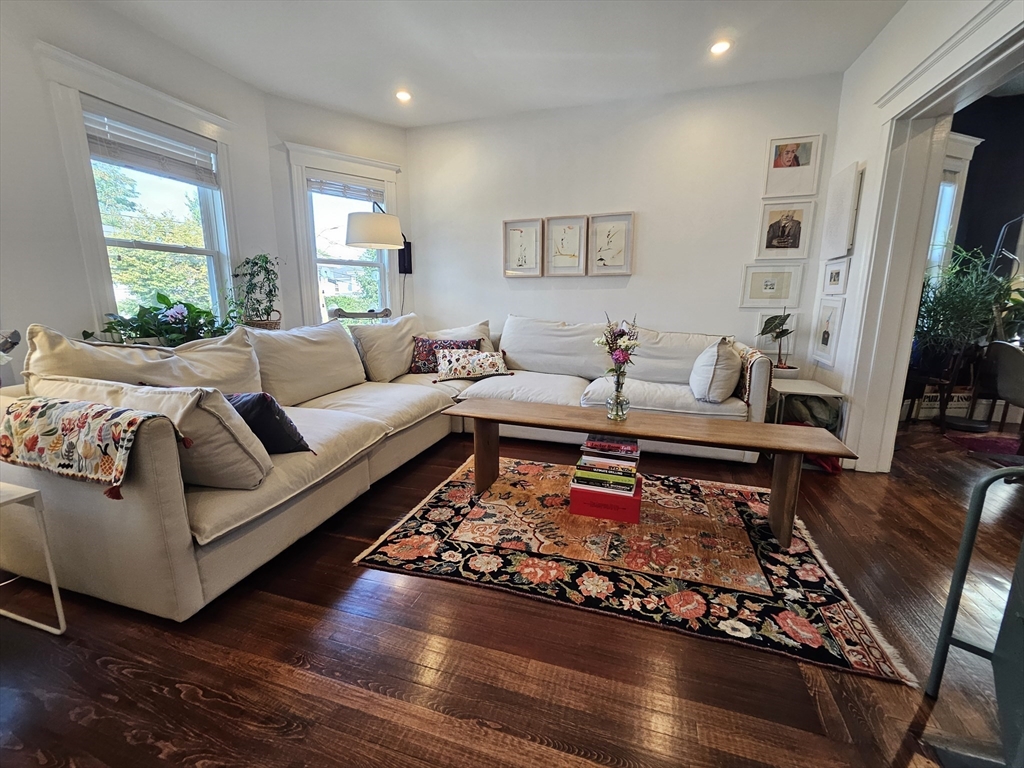 66 Court Street, Newton, Massachusetts, 3 Bedrooms Bedrooms, 6 Rooms Rooms,2 BathroomsBathrooms,Residential Lease,For Rent,Court Street,73382674