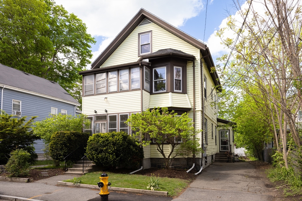 134 Brown St, Waltham, Massachusetts, 6 Bedrooms Bedrooms, 11 Rooms Rooms,3 BathroomsBathrooms,Residential Income,For Sale,Brown St,73382668