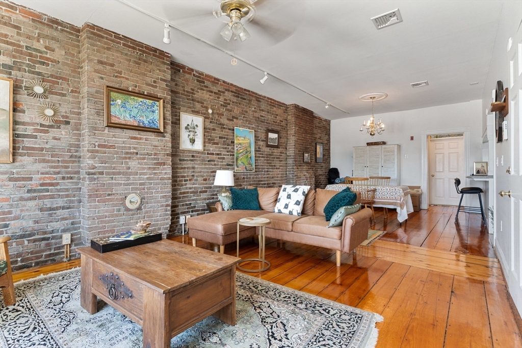 6 Brigham Street, Boston, Massachusetts, 2 Bedrooms Bedrooms, 5 Rooms Rooms,1 BathroomBathrooms,Residential,For Sale,Brigham Street,73382841