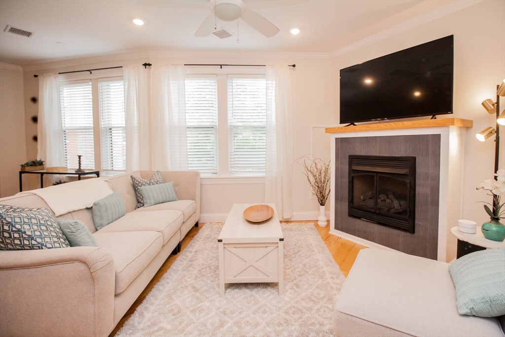 1008 Tremont St, Boston, Massachusetts, 2 Bedrooms Bedrooms, 6 Rooms Rooms,2 BathroomsBathrooms,Residential Lease,For Rent,Tremont St,73382703