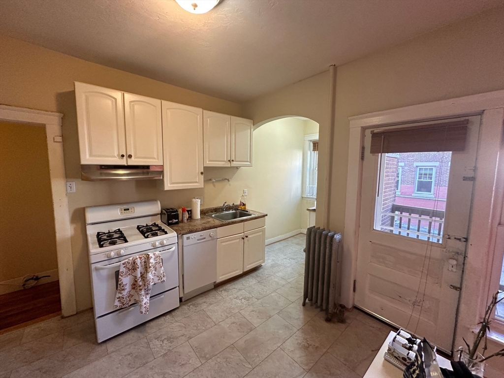 1269 Commonwealth Ave, Boston, Massachusetts, 2 Bedrooms Bedrooms, 4 Rooms Rooms,1 BathroomBathrooms,Residential,For Sale,Commonwealth Ave,73382713