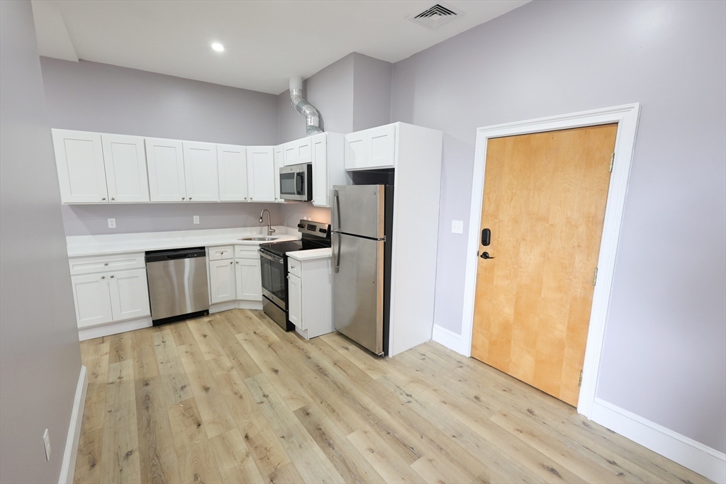 66 Main Street, Taunton, Massachusetts, 1 Bedroom Bedrooms, 3 Rooms Rooms,1 BathroomBathrooms,Residential Lease,For Rent,Main Street,73382977