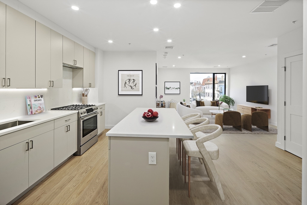 256 Dorchester St, Boston, Massachusetts, 1 Bedroom Bedrooms, 3 Rooms Rooms,1 BathroomBathrooms,Residential Lease,For Rent,Dorchester St,73383076