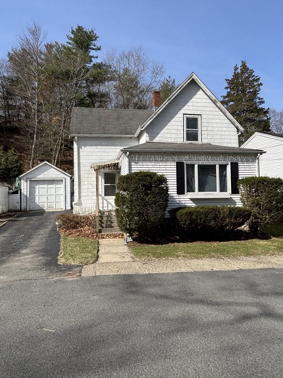 166 Olive Ave Extn, Malden, Massachusetts, 2 Bedrooms Bedrooms, 3 Rooms Rooms,1 BathroomBathrooms,Residential Lease,For Rent,Olive Ave Extn,73383099