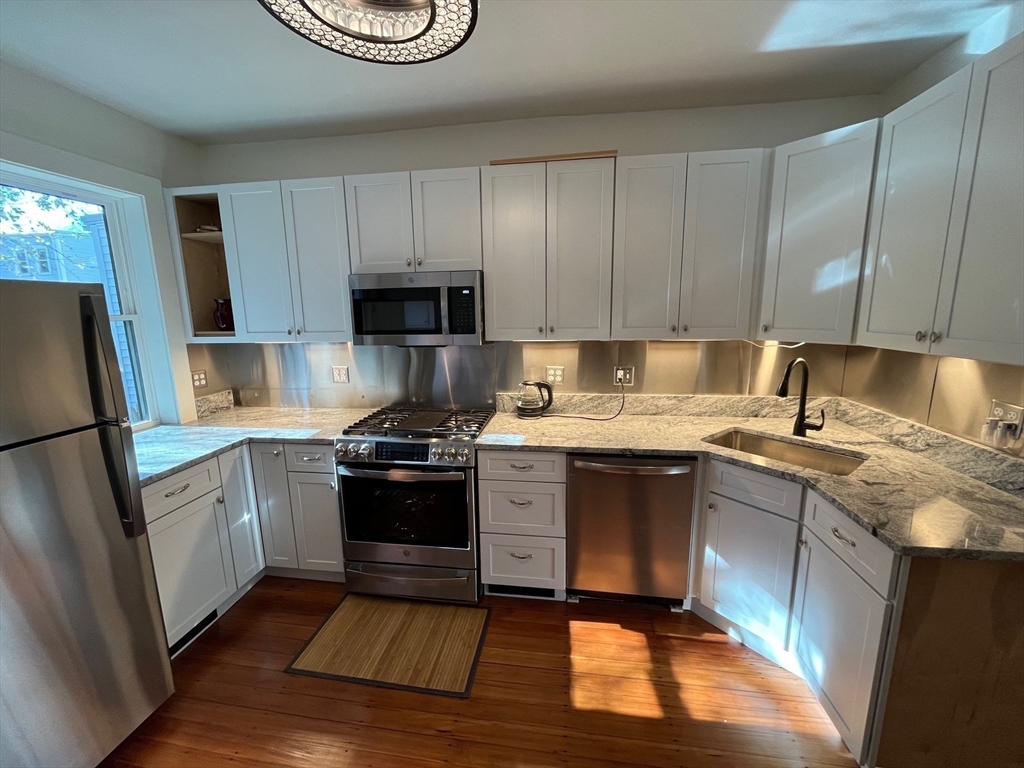 334 Hurley, Cambridge, Massachusetts, 2 Bedrooms Bedrooms, 5 Rooms Rooms,1 BathroomBathrooms,Residential Lease,For Rent,Hurley,73383161