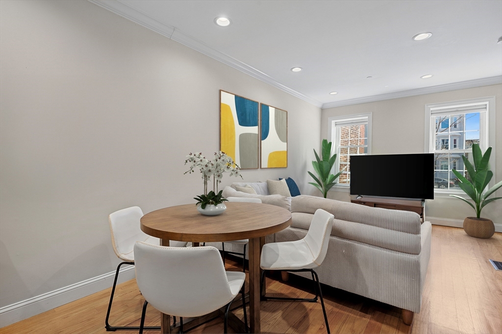 110 Chelsea St, Boston, Massachusetts, 2 Bedrooms Bedrooms, 6 Rooms Rooms,2 BathroomsBathrooms,Residential Lease,For Rent,Chelsea St,73383280