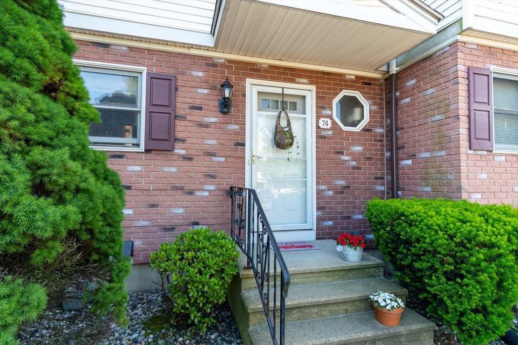 55 Empire St, Chicopee, Massachusetts, 2 Bedrooms Bedrooms, 4 Rooms Rooms,1 BathroomBathrooms,Residential,For Sale,Empire St,73383363