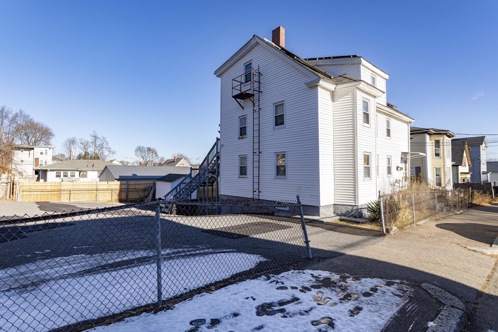 43 Huntington St, Brockton, Massachusetts, 5 Bedrooms Bedrooms, 14 Rooms Rooms,2 BathroomsBathrooms,Residential Income,For Sale,Huntington St,73383377