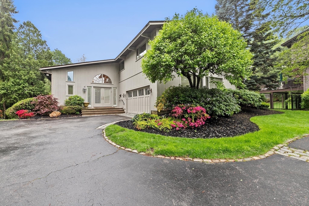 25 Laurus Ln, Newton, Massachusetts, 4 Bedrooms Bedrooms, 9 Rooms Rooms,3.5 BathroomsBathrooms,Residential,For Sale,Laurus Ln,73384029