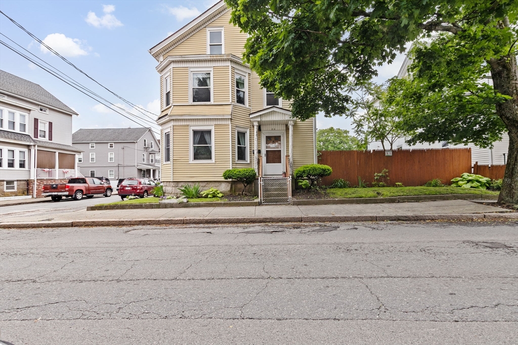 93 Warren, Fall River, Massachusetts, 4 Bedrooms Bedrooms, 14 Rooms Rooms,2 BathroomsBathrooms,Residential Income,For Sale,Warren,73384081