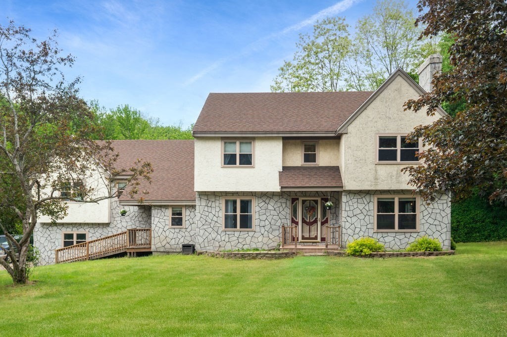 10 Patricia Ann Dr, Haverhill, Massachusetts, 5 Bedrooms Bedrooms, 11 Rooms Rooms,2.5 BathroomsBathrooms,Residential Income,For Sale,Patricia Ann Dr,73384332