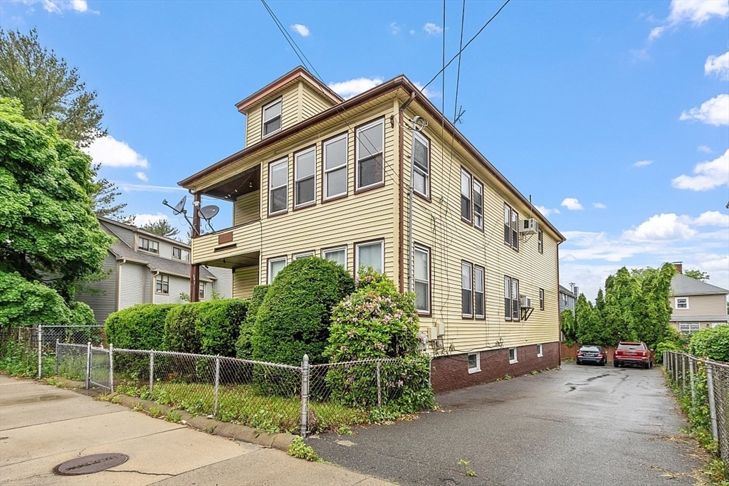 347 Chestnut St, Lynn, Massachusetts, 6 Bedrooms Bedrooms, 12 Rooms Rooms,2 BathroomsBathrooms,Residential Income,For Sale,Chestnut St,73383330
