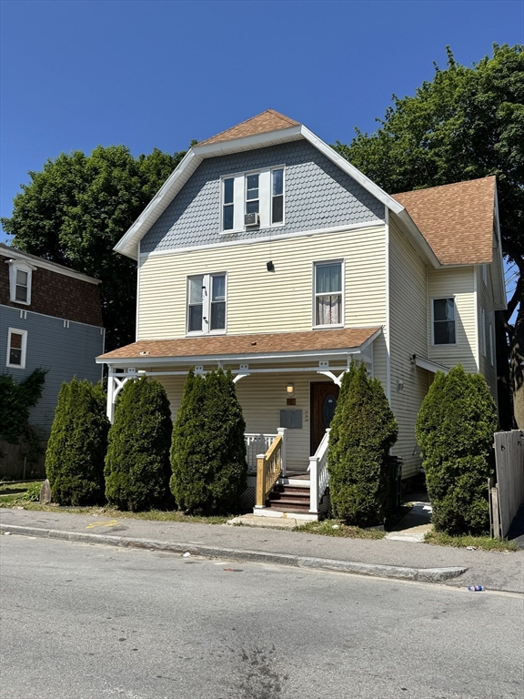 15 Russell St, Worcester, Massachusetts, 9 Bedrooms Bedrooms, 23 Rooms Rooms,4 BathroomsBathrooms,Residential Income,For Sale,Russell St,73384395