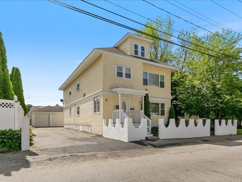 39-41 Arlington St, Methuen, Massachusetts, 5 Bedrooms Bedrooms, 11 Rooms Rooms,2 BathroomsBathrooms,Residential Income,For Sale,Arlington St,73384290