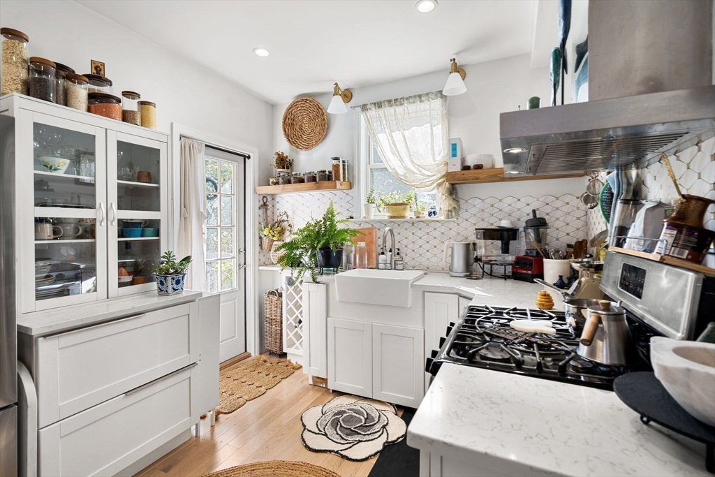 1000 Winthrop Ave, Revere, Massachusetts, 2 Bedrooms Bedrooms, 4 Rooms Rooms,1 BathroomBathrooms,Residential,For Sale,Winthrop Ave,73384466