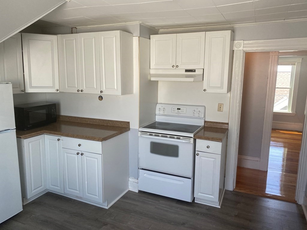 77 Dexter, Medford, Massachusetts, 2 Bedrooms Bedrooms, 5 Rooms Rooms,1 BathroomBathrooms,Residential Lease,For Rent,Dexter,73385359